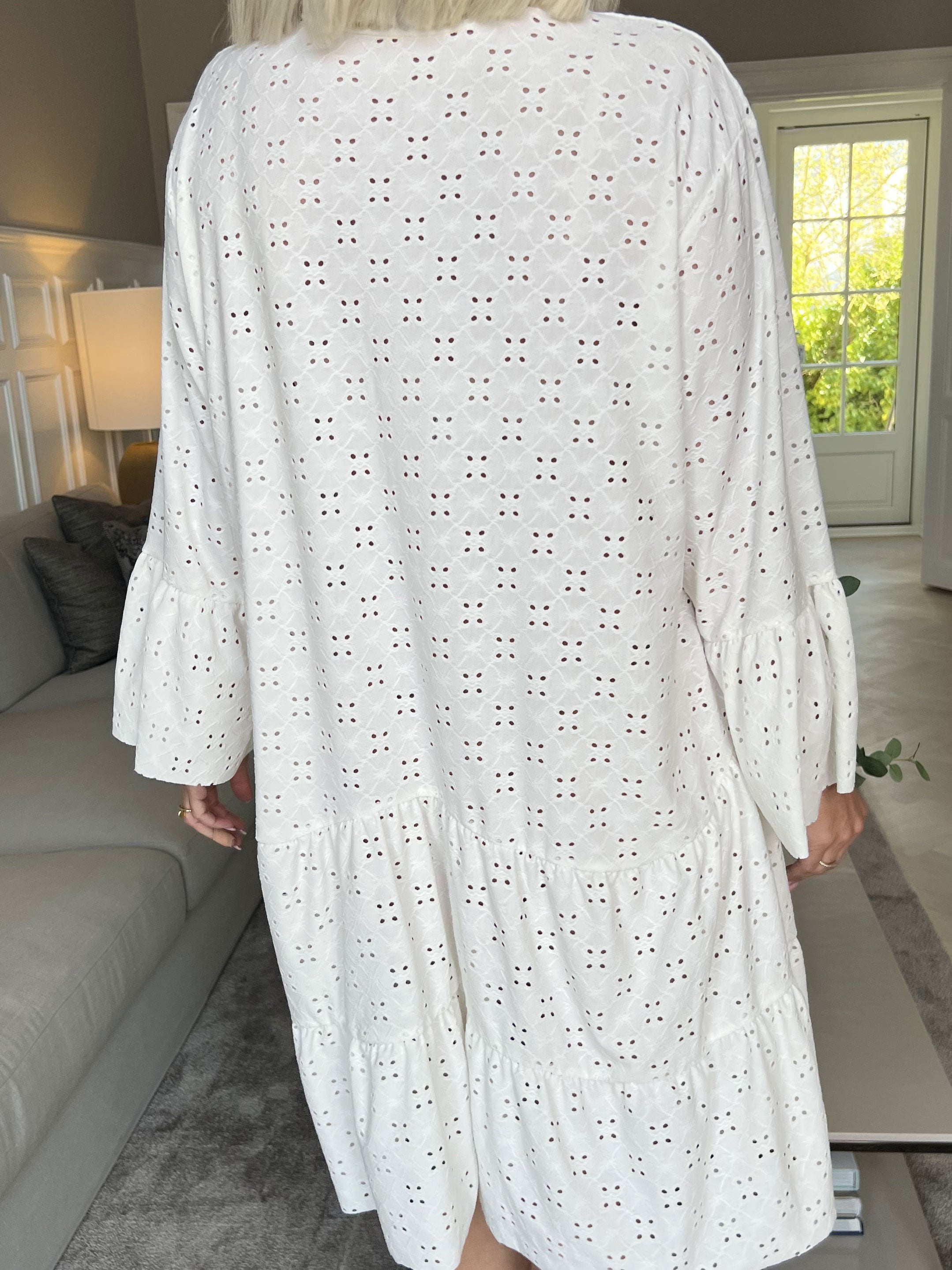 Indiana - Söt klänning med resår i broderie anglaise